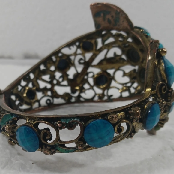 Vintage Hinged Bracelet Fish Blue Stones Brass Beautiful Statement Piece - Picture 11 of 12